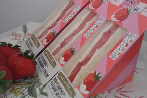 売上No.1、夏季限定発売のM&Sのストロベリー&クリーム・サンドイッチを紹介！